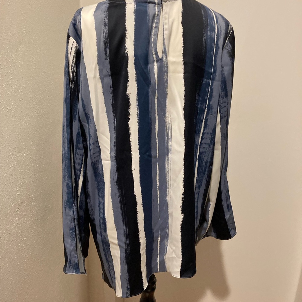 Kenneth Cole: Large long sleeve round neck top . - Picture 8 of 9